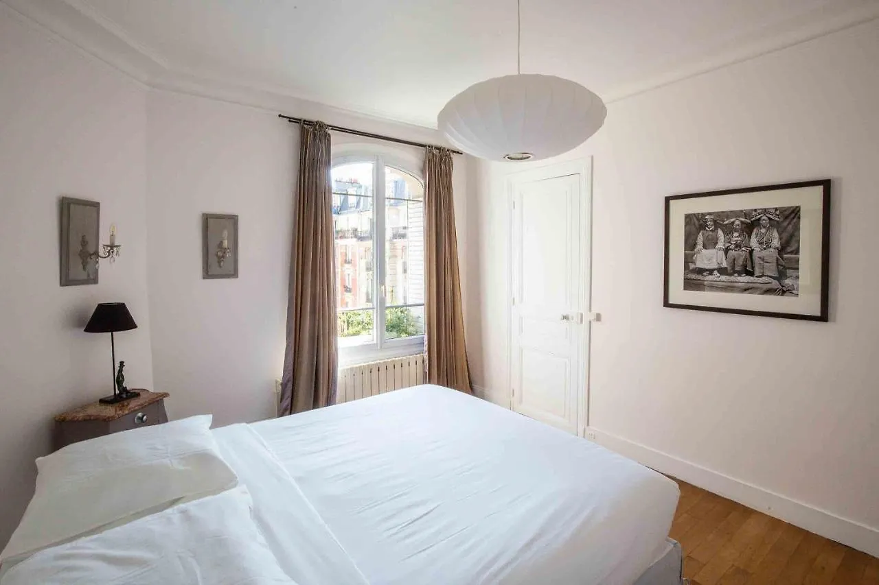 Veeve - Pastel Pinks In Paris Apartman